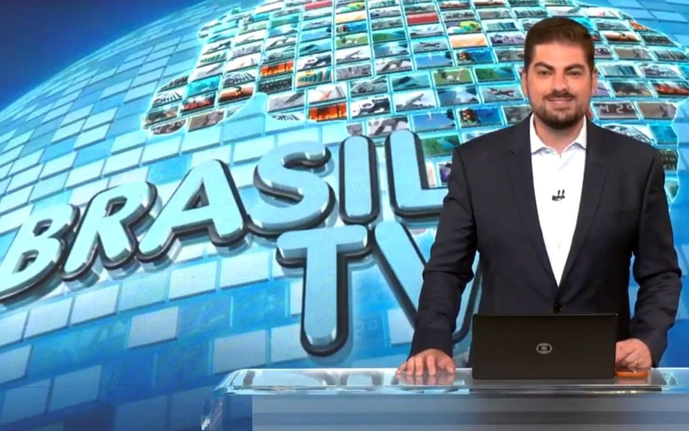 O jornalista Guilherme Peixoto à frente do Brasil TV