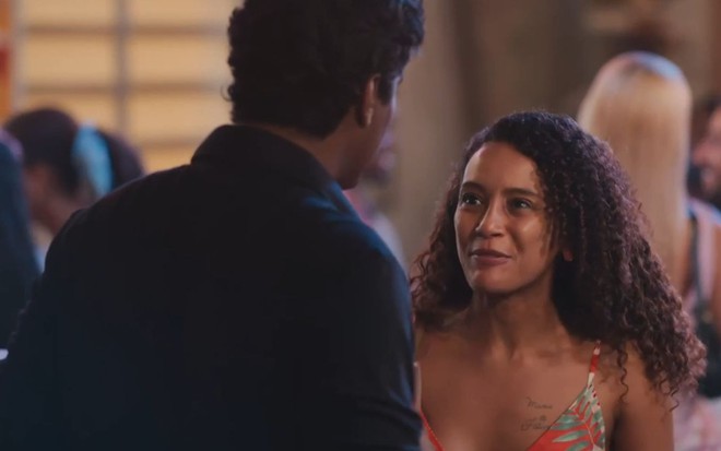 De costas na imagem, Breno da Matta conversa com Taís Araujo em cena da novela Vale Tudo