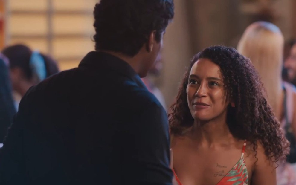 De costas na imagem, Breno da Matta conversa com Taís Araujo em cena da novela Vale Tudo