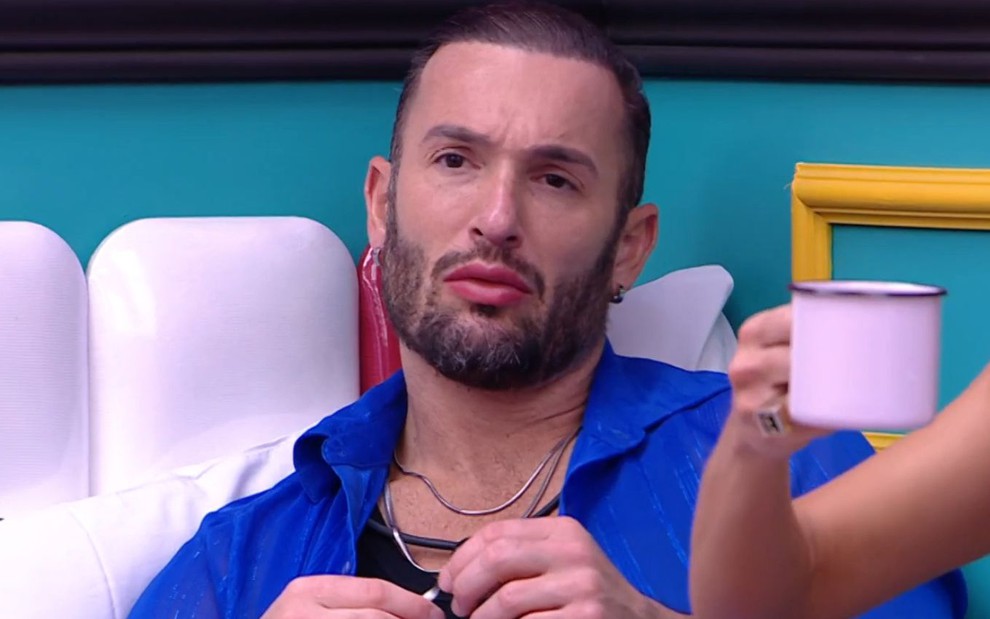 Foto de Diego Hypolito no BBB 25; ele veste camiseta azul