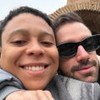 Bruno Matos e Edson Formaggio estão abraçados e sorridentes em selfie no Instagram