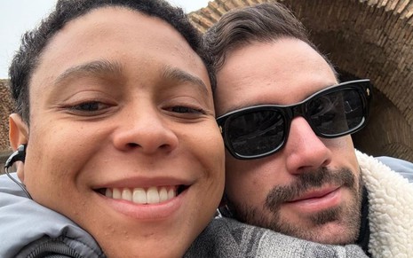 Bruno Matos e Edson Formaggio estão abraçados e sorridentes em selfie no Instagram
