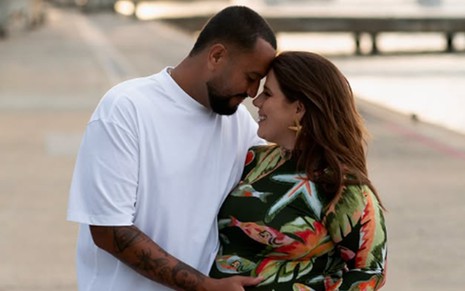 Bruno Monteiro e Tati Machado com as testas coladas em foto do Instagram