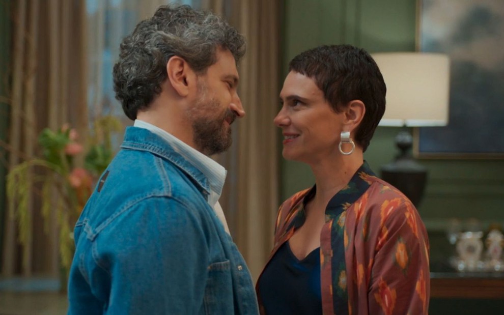 Estéban (Caco Ciocler) encara Celina (Malu Galli) em cena da novela Vale Tudo