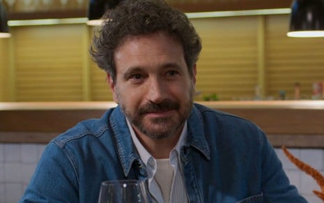 Caco Ciocler está com expressão séria em cena da novela Vale Tudo