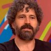 Caco Ciocler está com expressão séria e usa uma camiseta preta