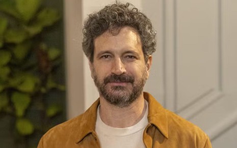 Caco Ciocler como Estéban em Vale Tudo