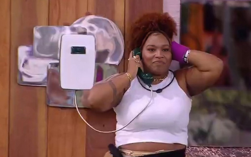 Camilla Maia atende o Big Fone no BBB 25