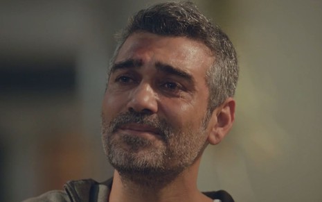 Sarp (Caner Cindoruk) em cena da novela Força de Mulher