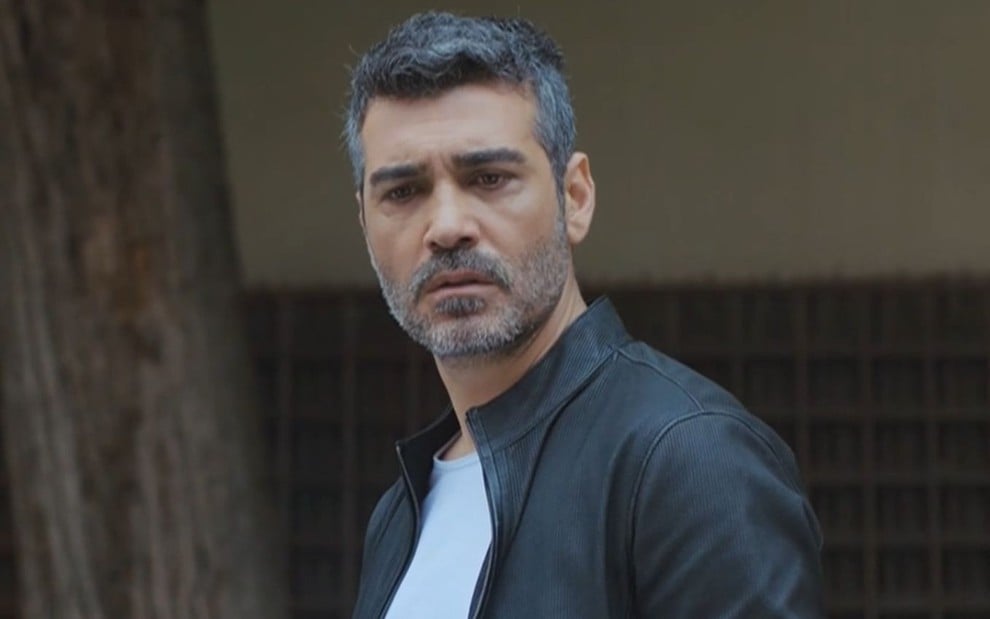 Sarp (Caner Cindoruk) em cena da novela Força de Mulher