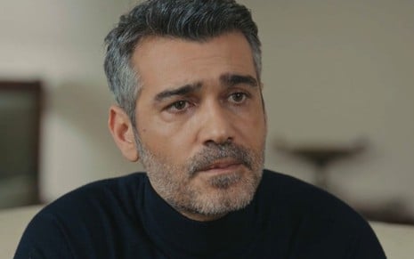 Sarp (Caner Cindoruk) em cena da novela Força de Mulher