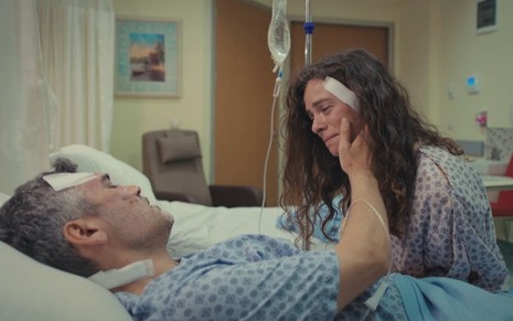 Sarp (Caner Cindoruk) e Bahar (Özge Özpirinçci) conversam em hospital em cena da novela Força de Mulher