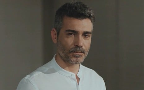 Sarp (Caner Cindoruk) em cena da novela Força de Mulher