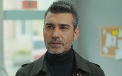 Sarp (Caner Cindoruk) em cena da novela Força de Mulher