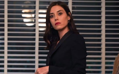 Asya (Cansu Dere) com expressão séria em cena da novela Iludida