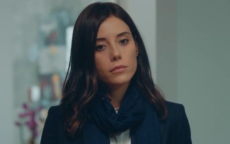 Asya (Cansu Dere) com expressão séria em cena da novela Iludida