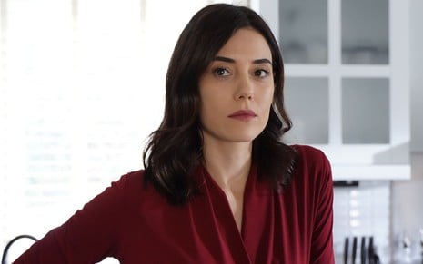 Asya (Cansu Dere) com expressão séria em cena da novela Iludida