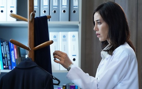 Cansu Dere com expressão séria em cena da novela Iludida