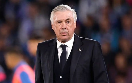 O técnico do Real Madrid Carlo Ancelotti usa terno e gravata em jogo do Campeonato Espanhol