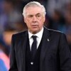O técnico do Real Madrid Carlo Ancelotti usa terno e gravata em jogo do Campeonato Espanhol