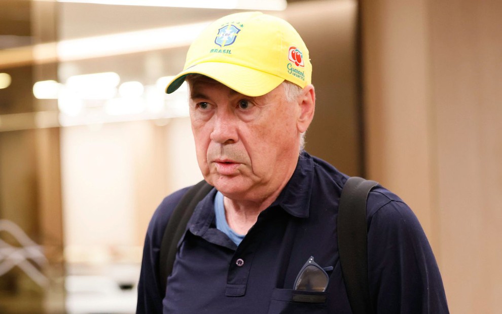 Carlo Ancelotti, novo técnico da Seleção Brasileira, usa boné da CBF ao chegar ao Brasil