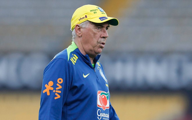 O técnico Carlo Ancelotti com uniforme de treino da Seleção Brasileira em treino no Equador antes de jogo ao vivo nas Eliminatórias