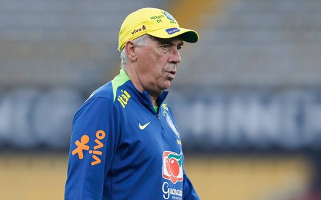 O técnico Carlo Ancelotti com uniforme de treino da Seleção Brasileira em treino no Equador antes de jogo ao vivo nas Eliminatórias