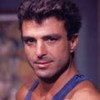 Na montagem estão duas fotos de Carlos Alberto Ricelli: uma atual (à esquerda), e outra na novela Vale Tudo, em 1988 (à direita)