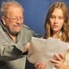 Carlos Vereza e Hana Kolodny, lado a lado, lendo textos em preparação para a peça Lotte Zweig - A Mulher Silenciada
