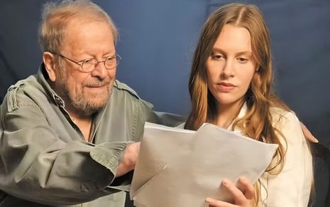 Carlos Vereza e Hana Kolodny, lado a lado, lendo textos em preparação para a peça Lotte Zweig - A Mulher Silenciada