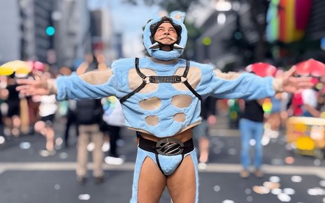 O ator Carmo Dalla Vecchia durante a Parada - REPRODUÇÃO/INSTAGRAM