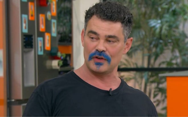 Carmo Dalla Vecchia está com bigode azul no cenário do Mais Você