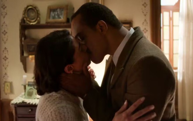 Carol Castro e Rocco Pitanga se beijam em cena da novela Garota do Momento