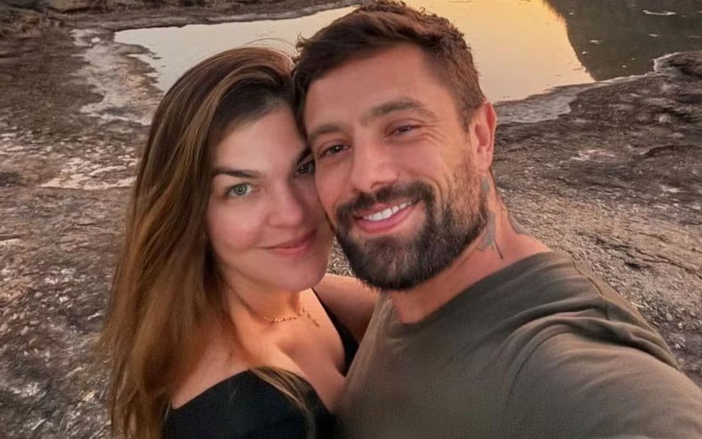 Carol Ferraz e Rafael Cardoso estão abraçados e sorridentes