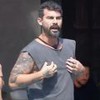Carol e Radamés Furlan gesticulam em briga no Power Couple Brasil 7