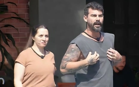 Carol e Radamés Furlan gesticulam em briga no Power Couple Brasil 7