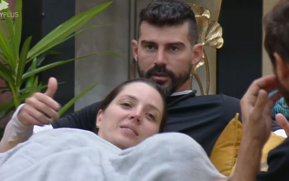 Foto mostra Carol e Radamés no Power Couple Brasil