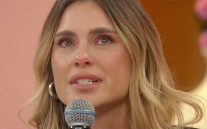 Carolina Dieckmann chorando no Encontro