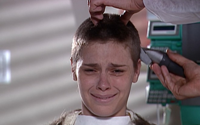 Camila (Carolina Dieckmann) chorando e raspando o cabelo em Laços de Família