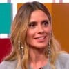 Carolina Dieckmann sentada no cenário colorido do Papo de Segunda