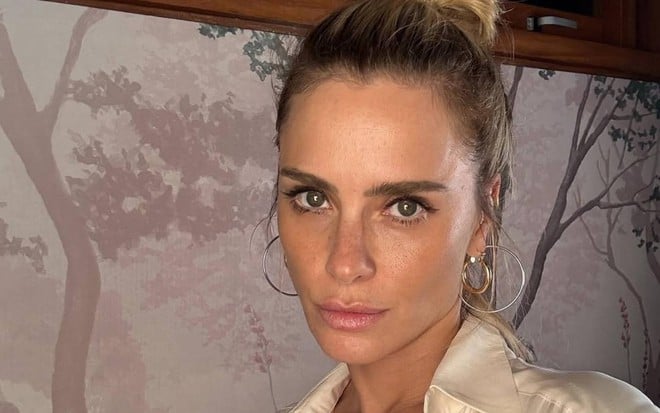 A atriz Carolina Dieckmann com expressão séria, em selfie publicada no Instagram