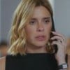 Carolina Dieckmann está com um telefone na orelha em cena da novela Vai na Fé