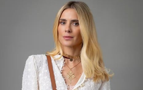A atriz Carolina Dieckmmann caracterizada como Leila em Vale Tudo, séria