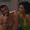 Cauã Reymond e Bella Campos sentados lado a lado em cena da novela Vale Tudo