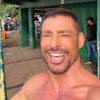 Montagem com duas fotos de Cauã Reymond: em uma, ele está em uma das passarelas que dão acesso às cataratas, descamisado e sorridente. O ângulo permite vê-lo apenas do pescoço para cima. No outro, de corpo inteiro, o artista toma banho numa queda d'água