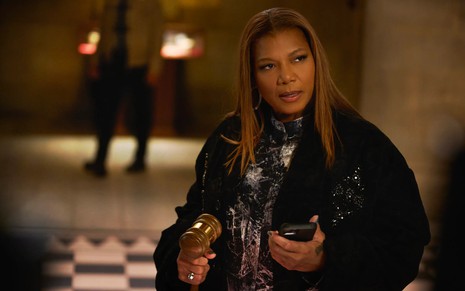 Queen Latifah tem expressão séria em cena da série The Equalizer - A Protetora