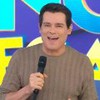 Celso Portiolli segurando o riso durante o Domingo Legal