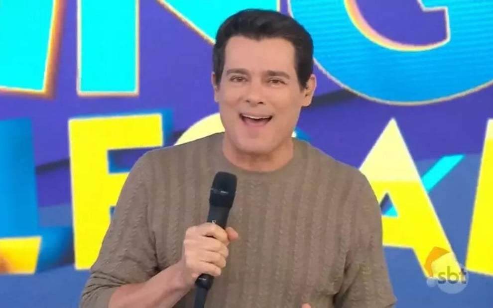 Celso Portiolli segurando o riso durante o Domingo Legal