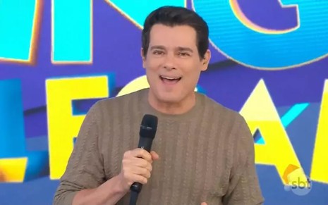 Celso Portiolli segurando o riso durante o Domingo Legal