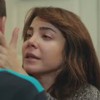 A atriz Gökçe Eyüboğlu segurando o rosto do ator Kerem Yozgatli em cena da novela Força de Mulher